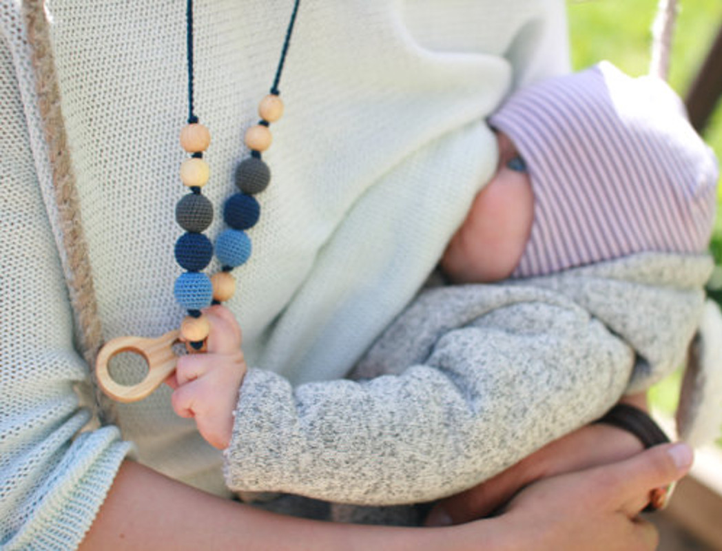 Collier portage et allaitement "charbon avec hochet" Kangaroocare